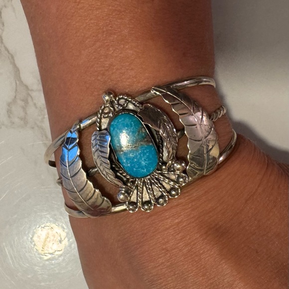 Beautiful vintage Sterling Silver & Turquoise Cuff - Picture 9 of 9